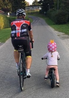 Min datter Molly og CK cykler hjem fra Børnehaven